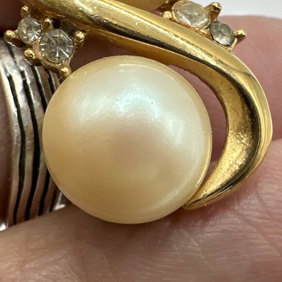 Vintage Richelieu Faux Pearl Gold Tone Rhinestones Jewelry Earrings Clip On - Picture 15 of 15